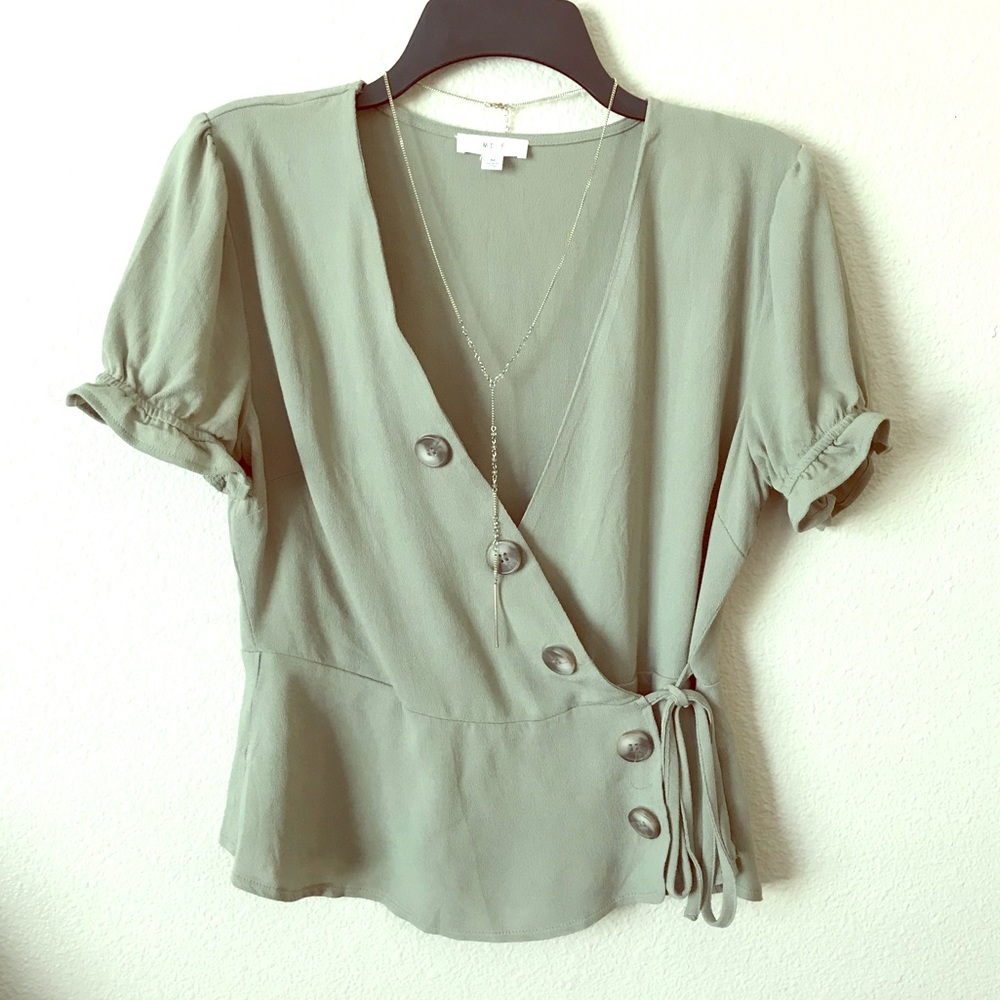 ❌sold❌ Light green wrap top!